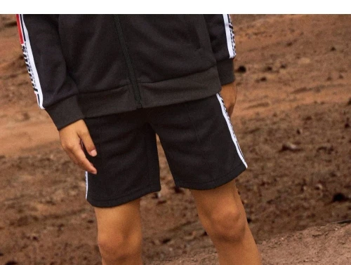 Dreng klædt i sorte retro sweatshorts med bånd i siden fra Name It 13242670 black